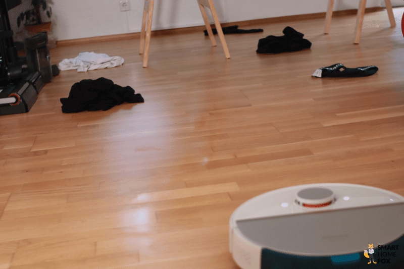 Hinderniserkennungstest des Philips HomeRun von Textilien ist zu sehen.